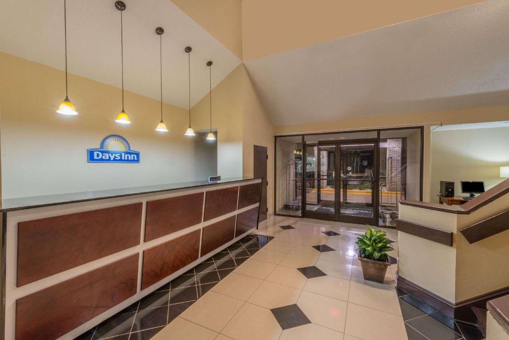 Days Inn by Wyndham Yadkinville - Image 5