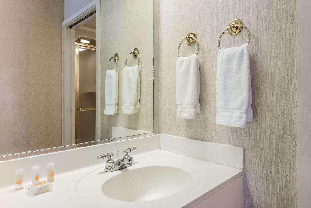 Days Inn by Wyndham Yadkinville - Image 7