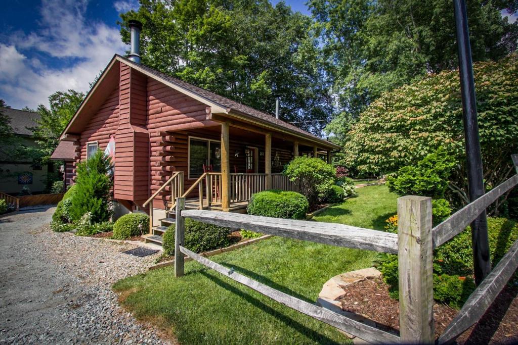 Mountainaire Inn and Log Cabins - Image 6