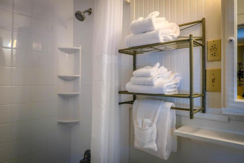 Mountainaire Inn and Log Cabins - Image 8