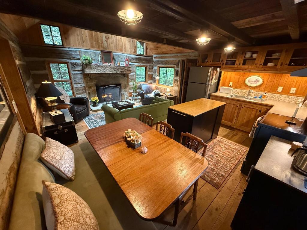 Hearth and Timber - A Black Mountain Retreat - Image 4