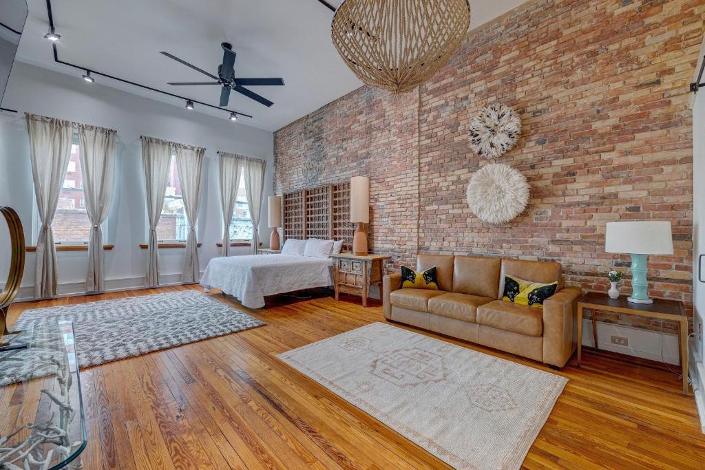 Luxe 220, Unit 4 - Penthouse with Spa Bath & Soaking Tub