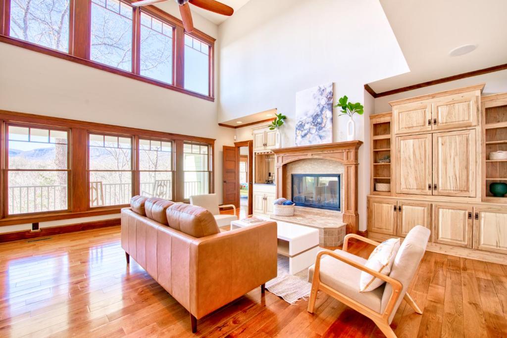 Secluded Lake House - Image 5