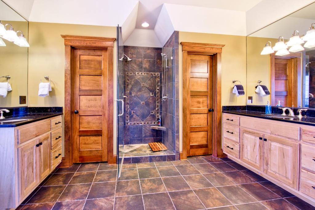 Secluded Lake House - Image 8