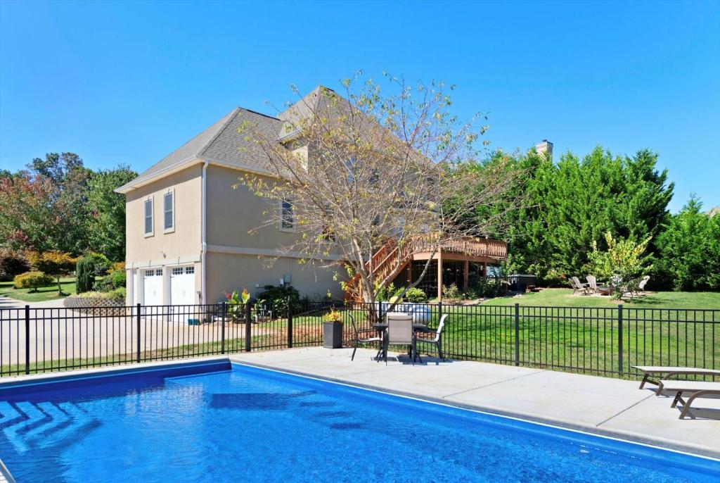 Premium WIFI! Luxurious Home in ASHEVILLE with PRIVATE Hot tub!