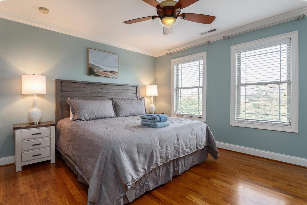 Premium WIFI! Luxurious Home in ASHEVILLE with PRIVATE Hot tub! - Image 8