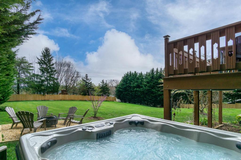 Hot Tub (Jacuzzi) - Photo 3