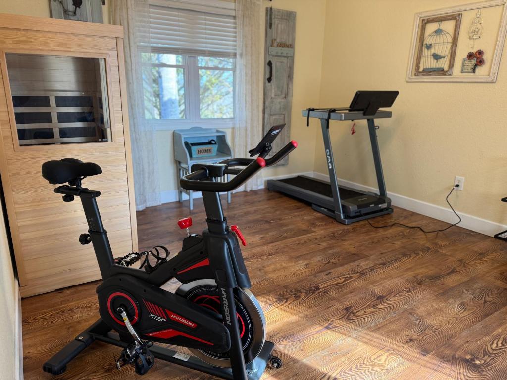 Red Rooster Family Cabin w/Hot Tub+Fire Pit+View - Image 8