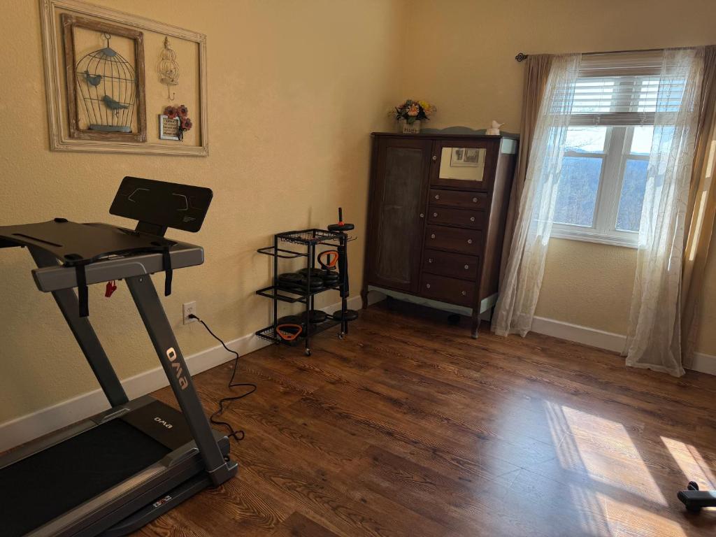 Red Rooster Family Cabin w/Hot Tub+Fire Pit+View - Image 7