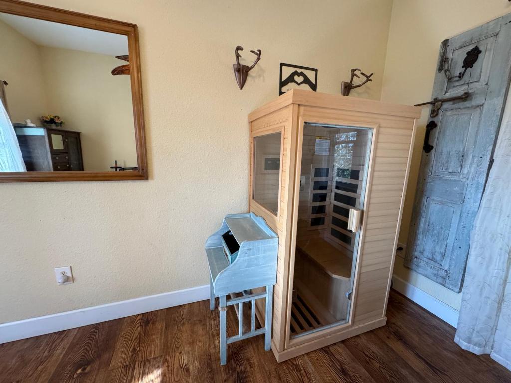 Red Rooster Family Cabin w/Hot Tub+Fire Pit+View - Image 5