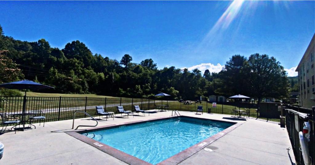 Microtel Inn & Suites by Wyndham Cherokee - Image 4