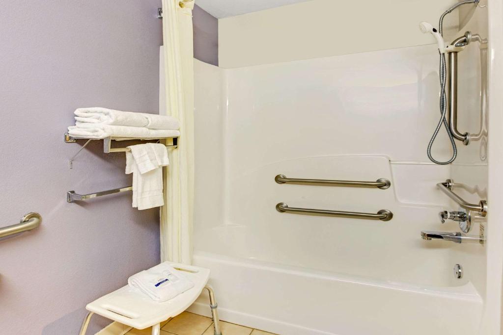 Microtel Inn & Suites by Wyndham Cherokee