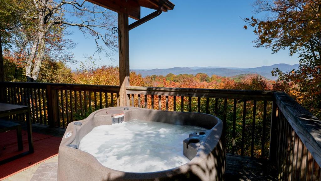 Hot Tub, Panoramic Views, Deck, Firepit