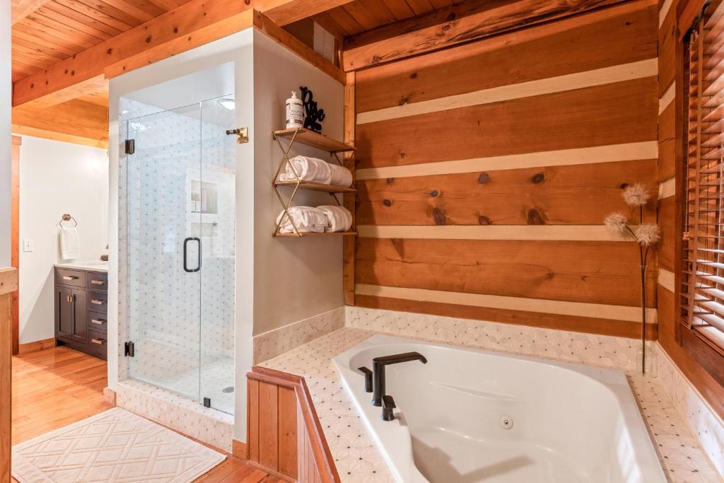 Hot Tub (Jacuzzi) - Photo 2