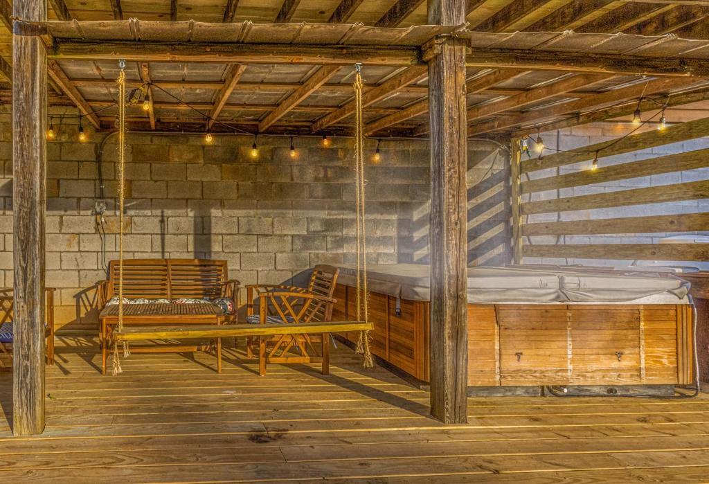 Hot Tub (Jacuzzi) - Photo 2