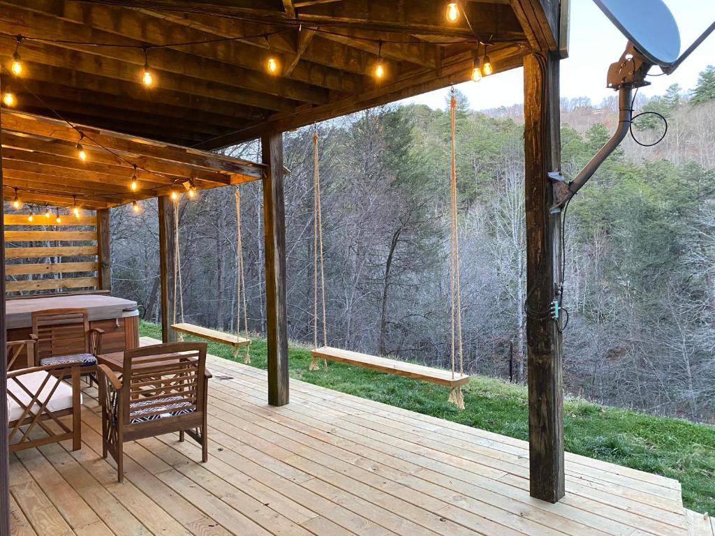 3 Little Bears! Backs up to GSMNP! Creek, Spacious