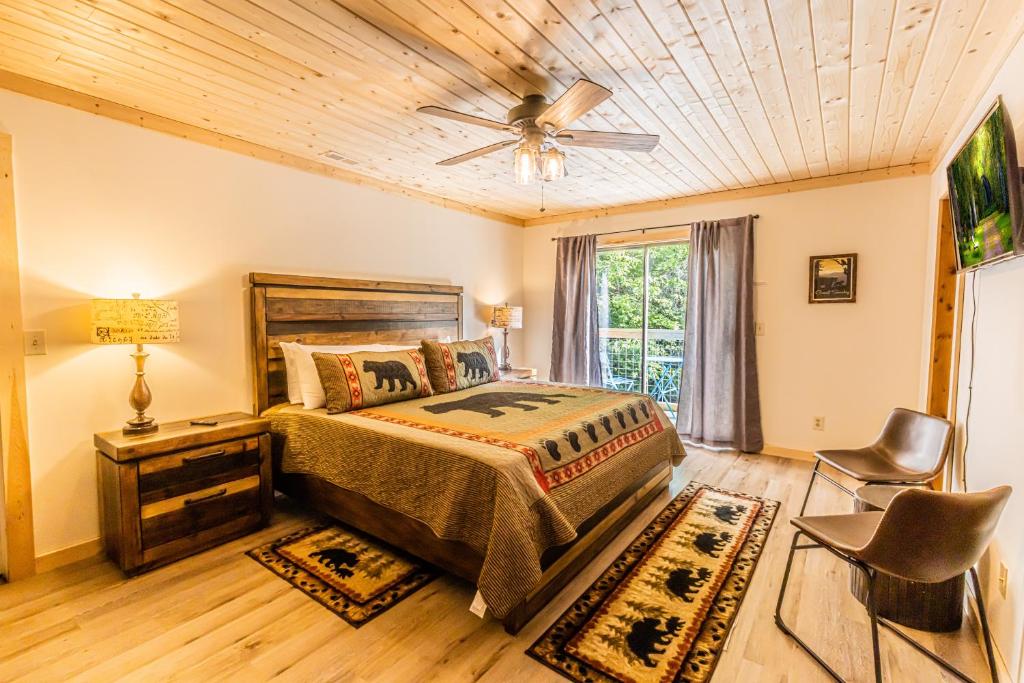 3 Little Bears! Backs up to GSMNP! Creek, Spacious - Image 7