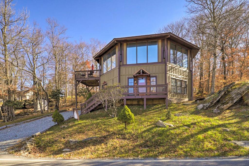 Skiway Chalet Home with Hot Tub in Beech Mountain! - Image 6