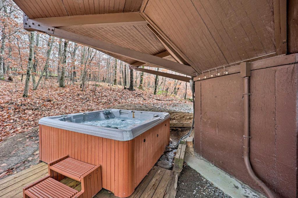 Skiway Chalet Home with Hot Tub in Beech Mountain!