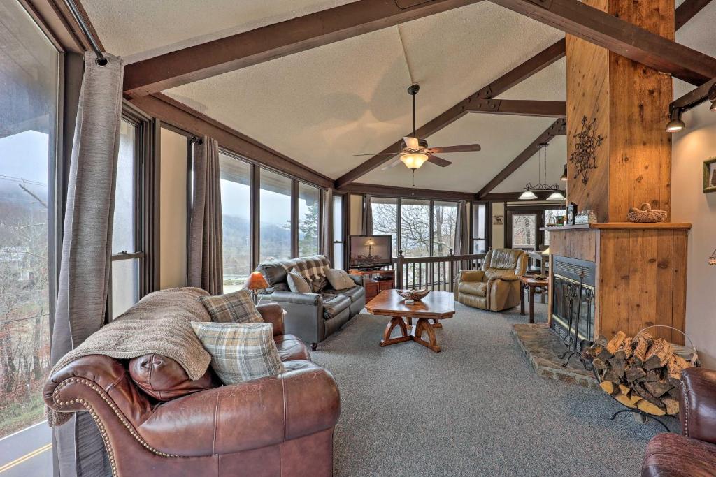 Skiway Chalet Home with Hot Tub in Beech Mountain!
