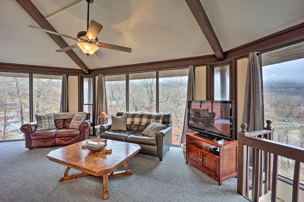 Skiway Chalet Home with Hot Tub in Beech Mountain! - Image 5