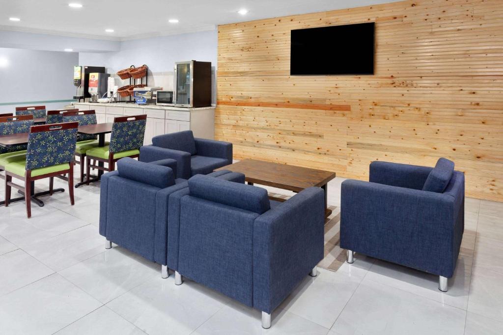 Days Inn & Suites by Wyndham Siler City - Image 5