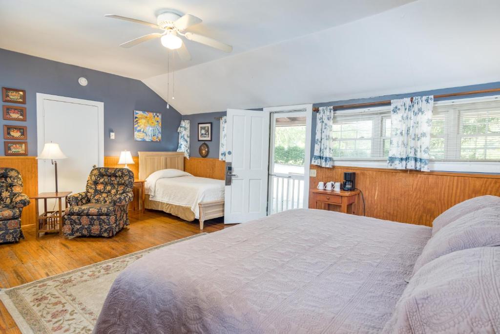 Highland Lake Inn & Resort - Flat Rock - Image 6