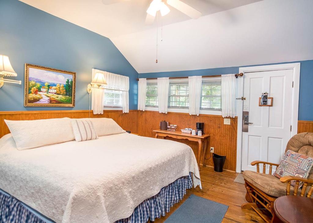 Highland Lake Inn & Resort - Flat Rock - Image 7