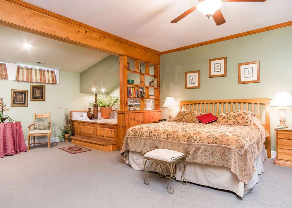 Highland Lake Inn & Resort - Flat Rock