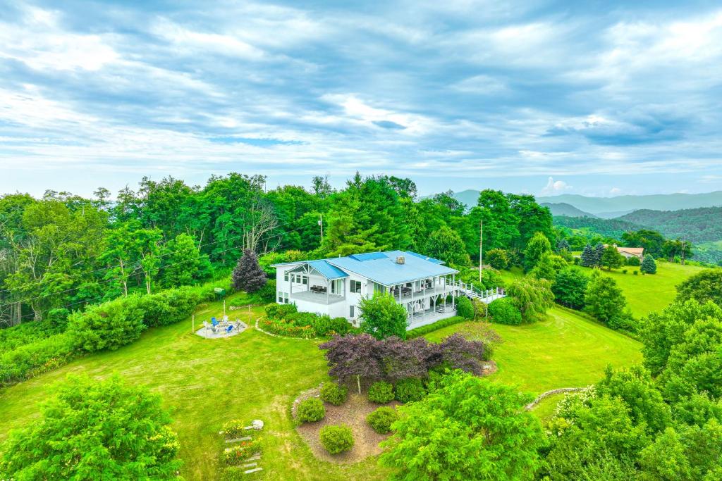 Near Hiking Trails Luxe Canton Getaway with Grill