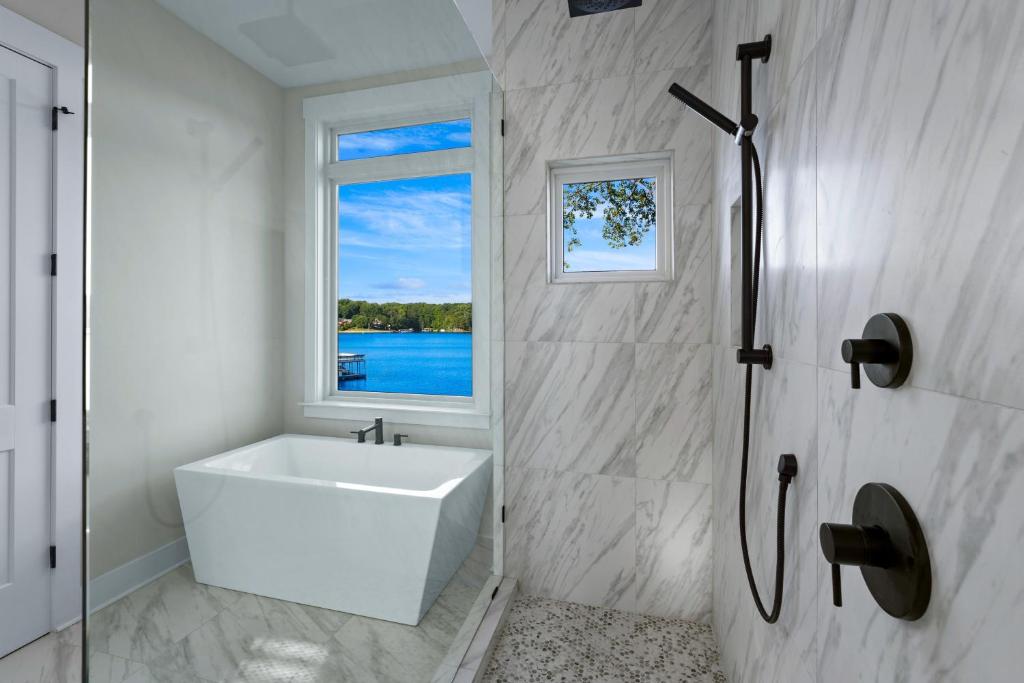 Hot Tub (Jacuzzi) - Photo 2