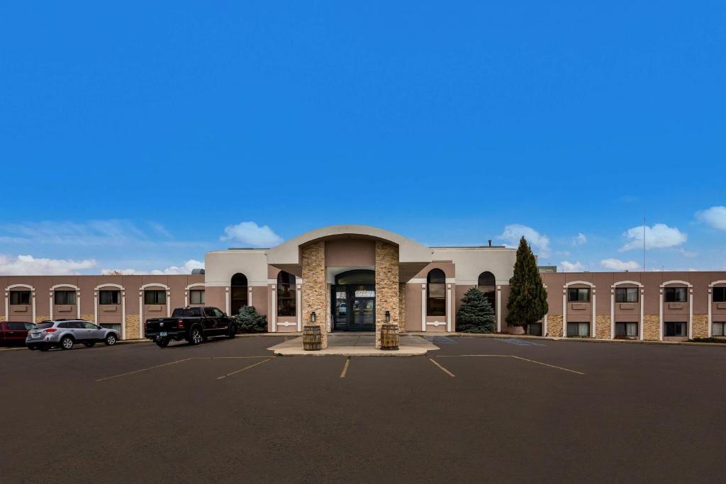 Revel Hotel Minot - SureStay Collection by Best Western - Image 7