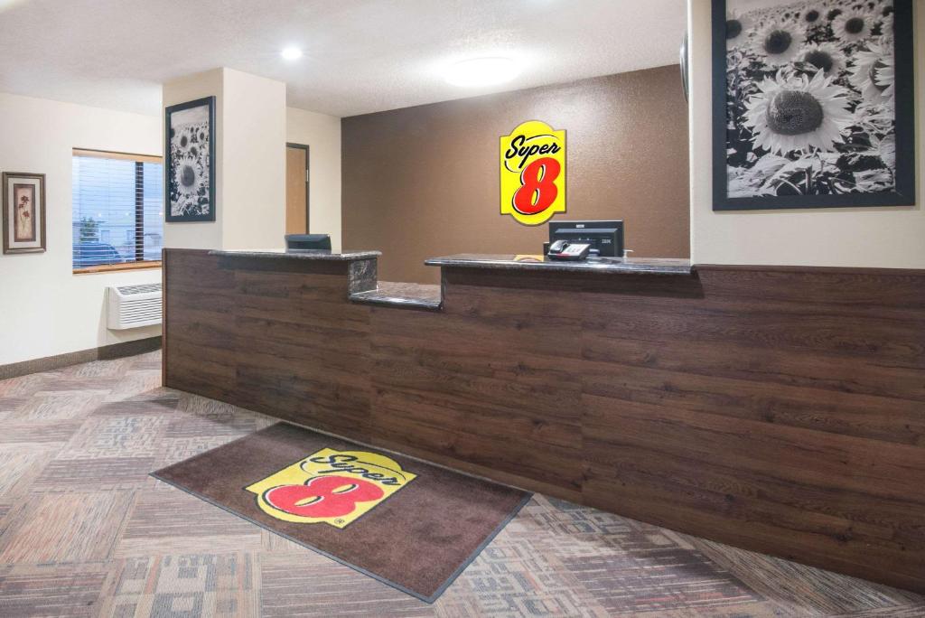 Super 8 by Wyndham Jamestown - Image 7