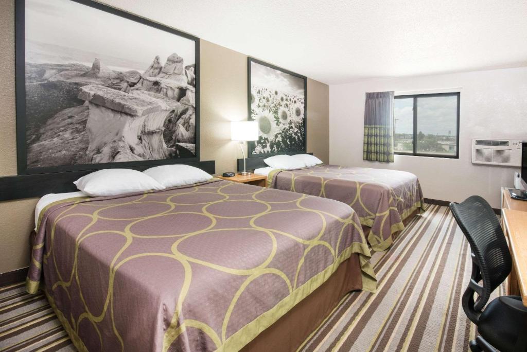 Super 8 by Wyndham Jamestown - Image 8