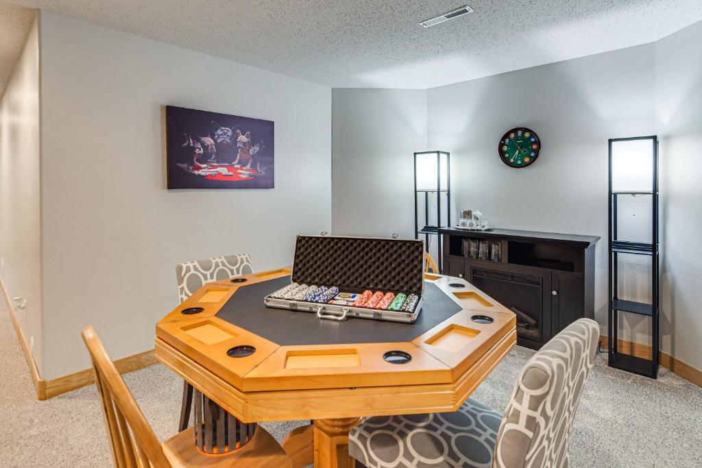 Hot Tub and Fenced Yard Spacious Fargo Home! - Image 4