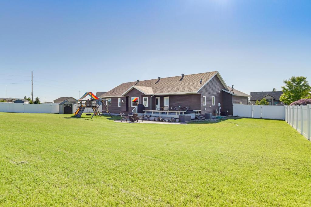 Hot Tub and Fenced Yard Spacious Fargo Home! - Image 6