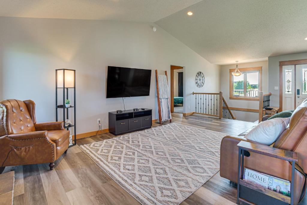 Hot Tub and Fenced Yard Spacious Fargo Home! - Image 5