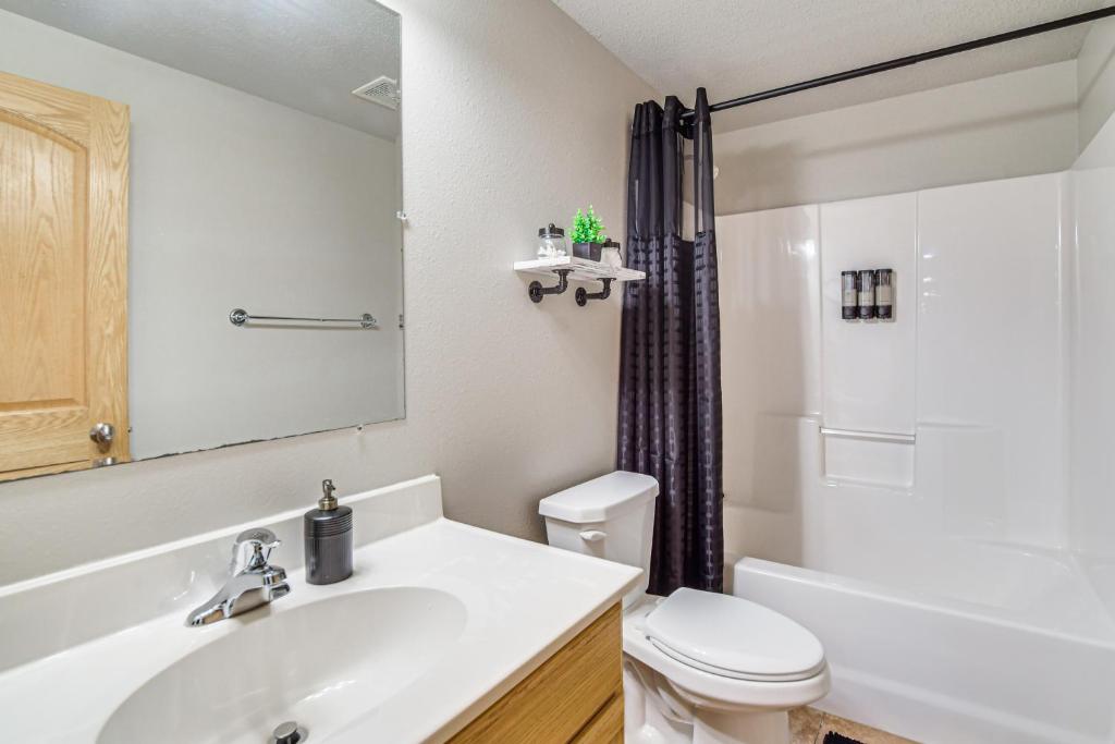 Hot Tub and Fenced Yard Spacious Fargo Home! - Image 8