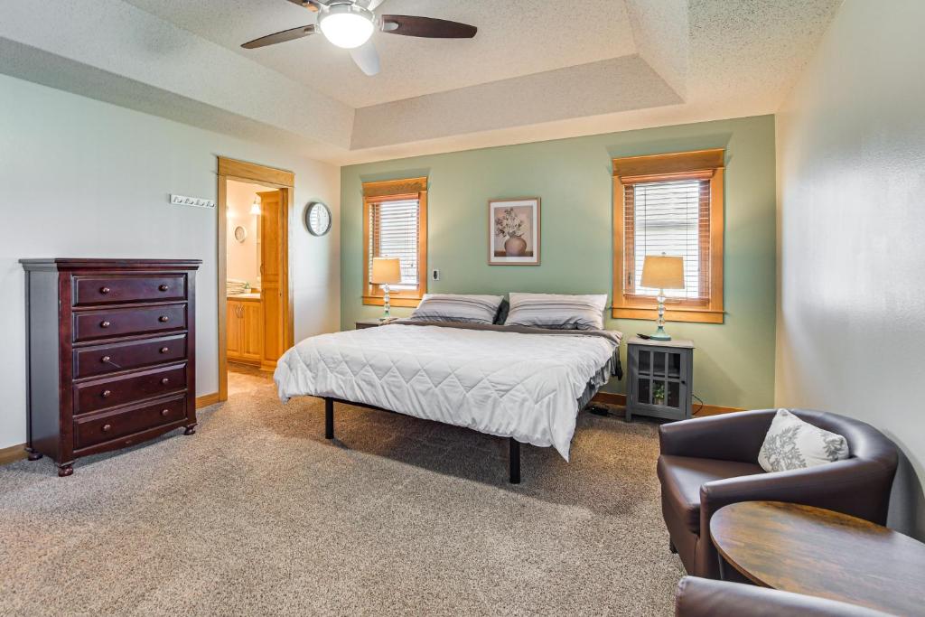 Hot Tub and Fenced Yard Spacious Fargo Home! - Image 7