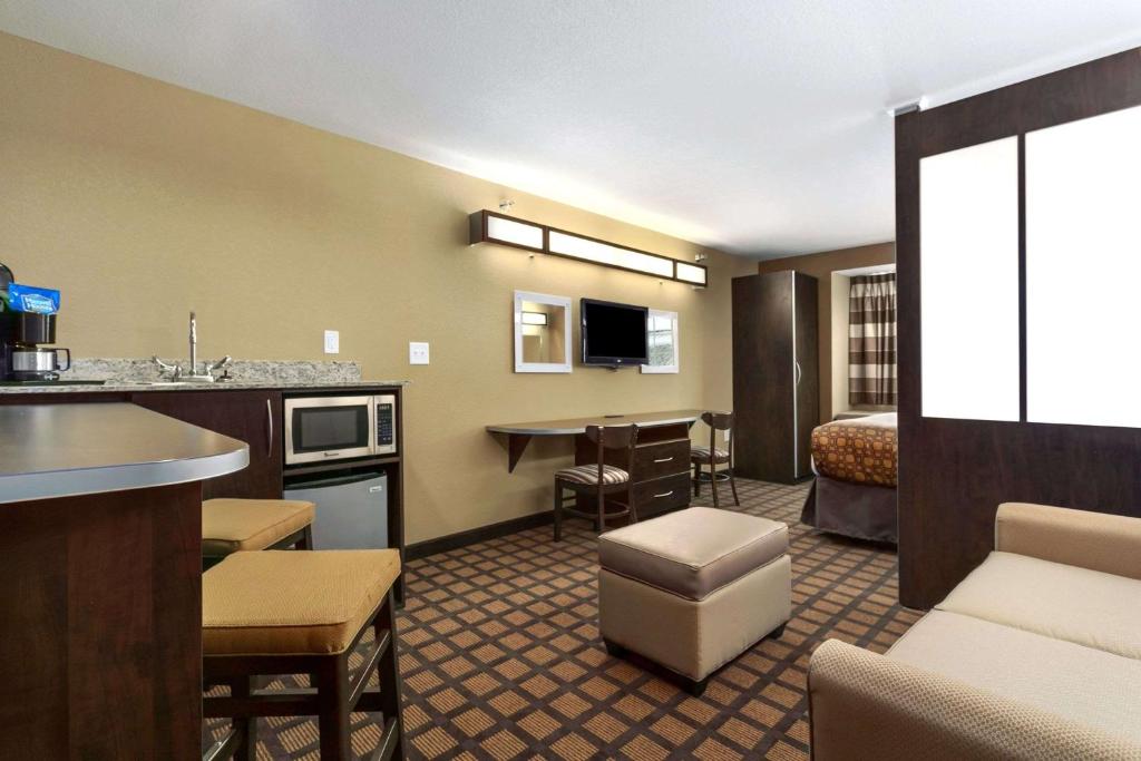 Microtel Inn & Suites by Wyndham Minot - Image 5