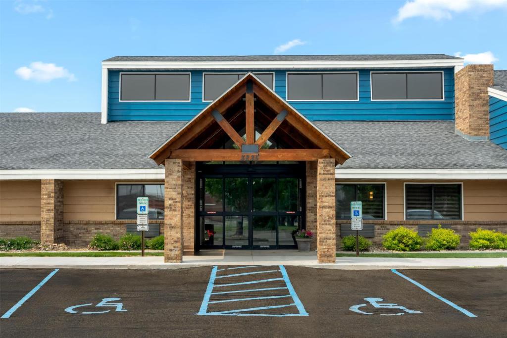 AmericInn by Wyndham Bismarck - Image 6