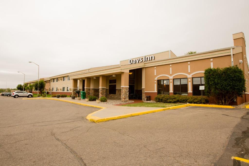 Days Inn by Wyndham Minot - Image 7