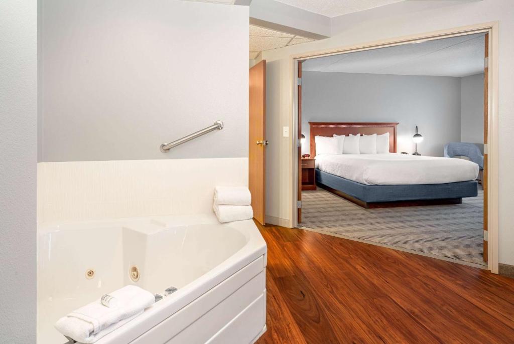 Hot Tub (Jacuzzi) - Photo 4