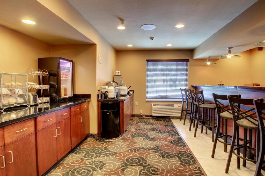 Cobblestone Inn & Suites - Rugby - Image 4