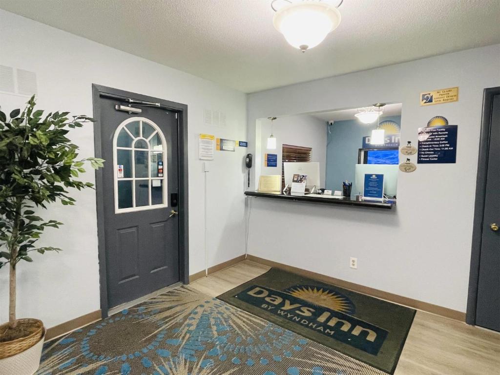 Days Inn by Wyndham Jamestown - Image 8