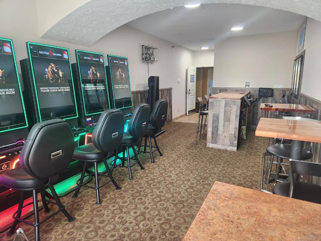 Highland Suites Minot - Image 8