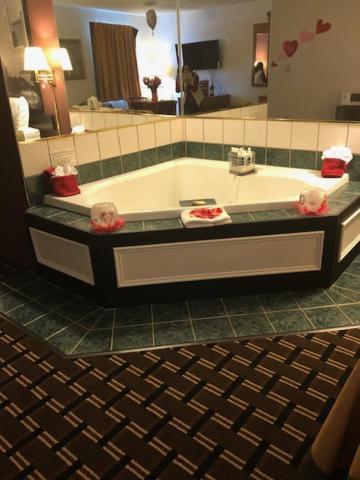 Super 8 by Wyndham Newcomerstown - Image 6