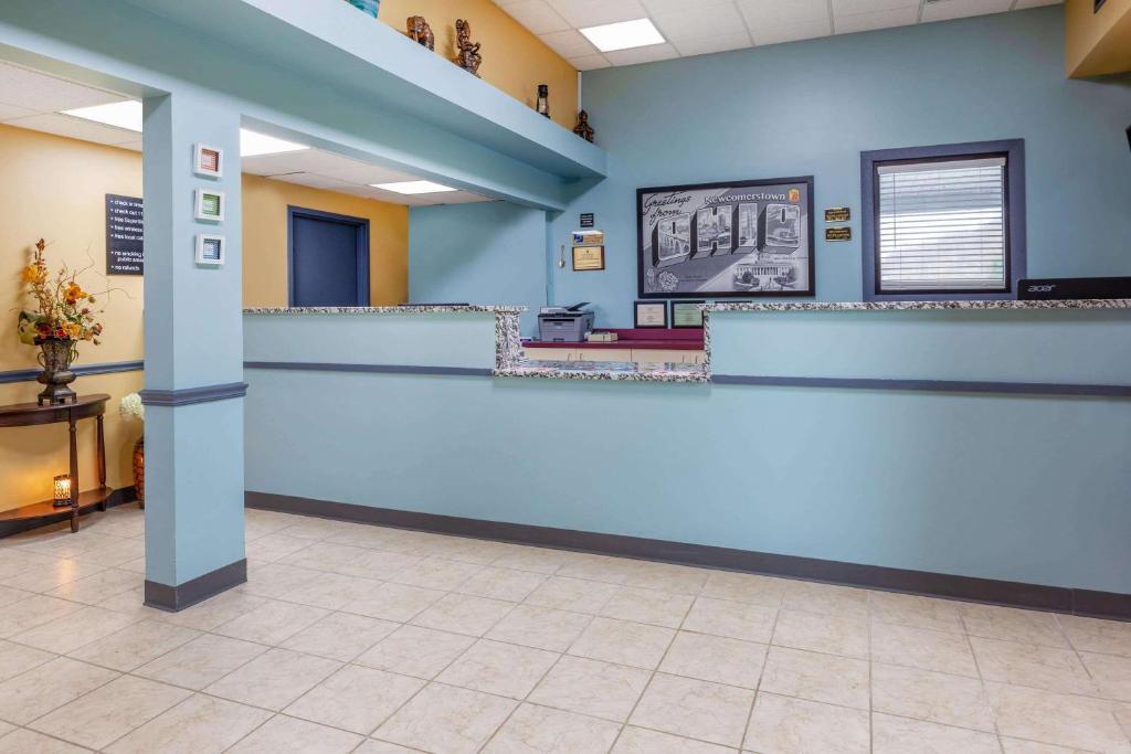 Super 8 by Wyndham Newcomerstown - Image 8