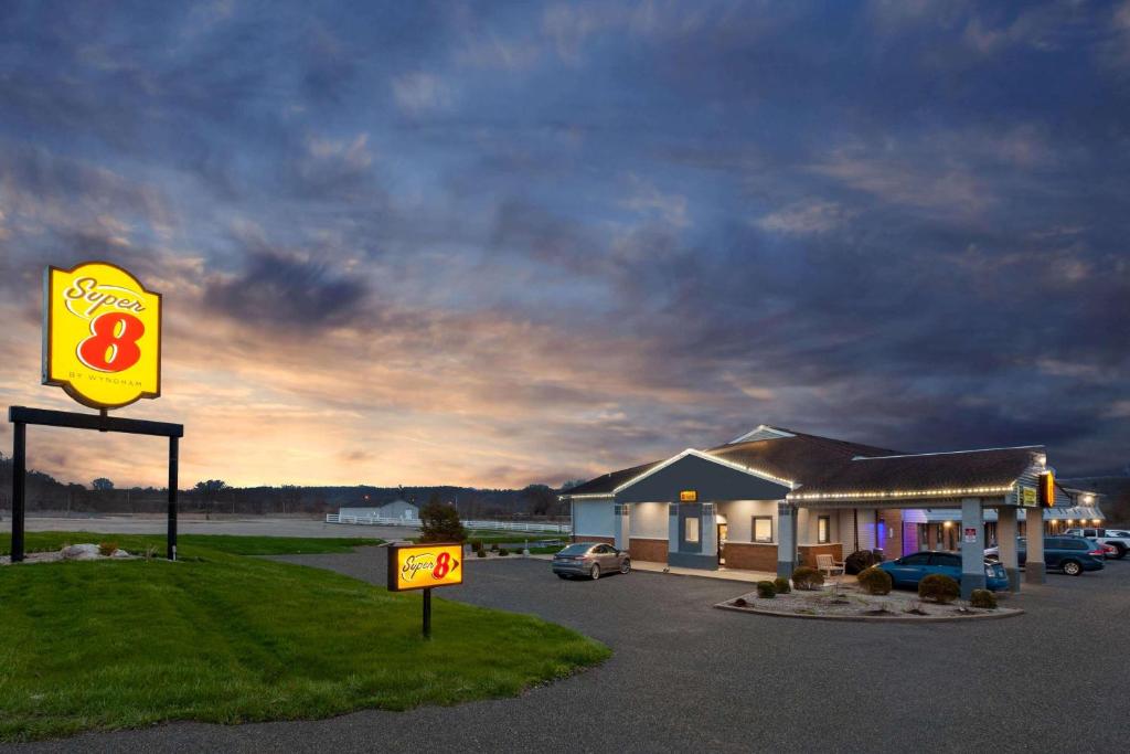 Super 8 by Wyndham Newcomerstown - Image 7