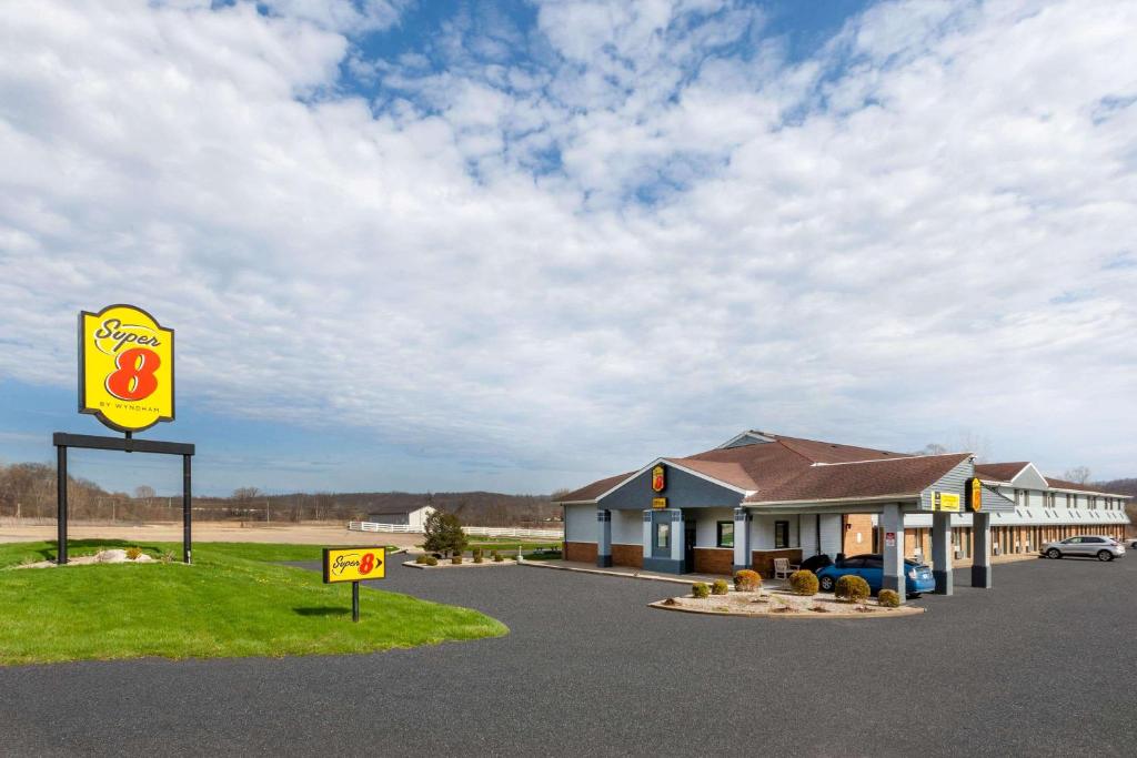 Super 8 by Wyndham Newcomerstown - Image 5